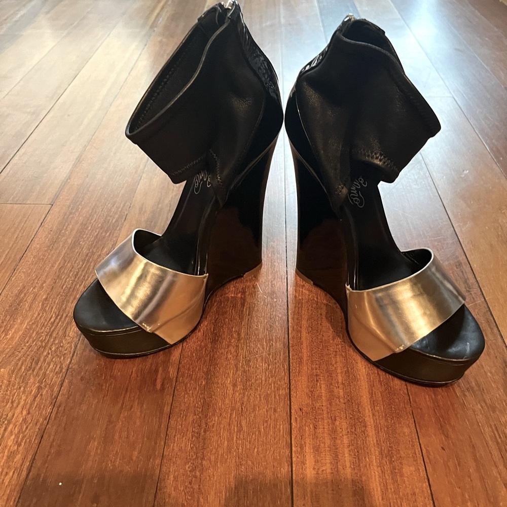 Alejandro Ingelmo Silver/Black Platform Wedge Sandals Size 6.5